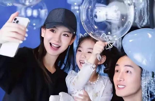 戚薇李承铉带女儿澳洲度假 Lucky染粉发尾炫酷