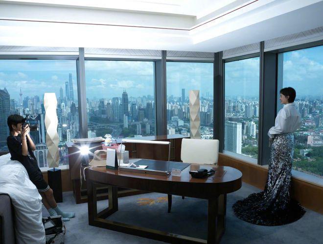 孙俪穿美人鱼裙获女儿赞美 儿子亲自为妈妈掌镜