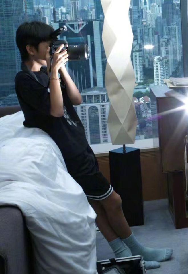 孙俪穿美人鱼裙获女儿赞美 儿子亲自为妈妈掌镜