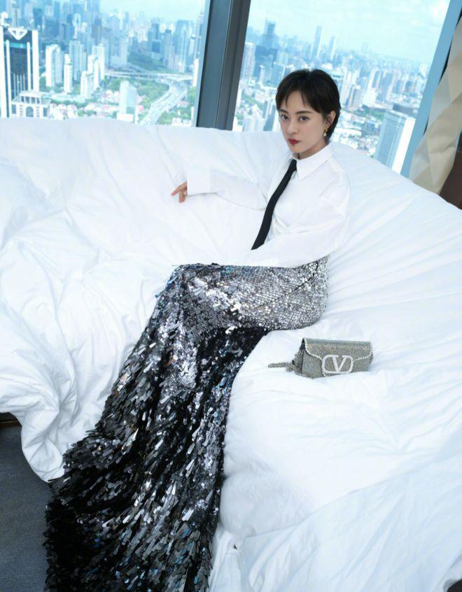 孙俪穿美人鱼裙获女儿赞美 儿子亲自为妈妈掌镜