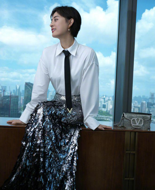 孙俪穿美人鱼裙获女儿赞美 儿子亲自为妈妈掌镜