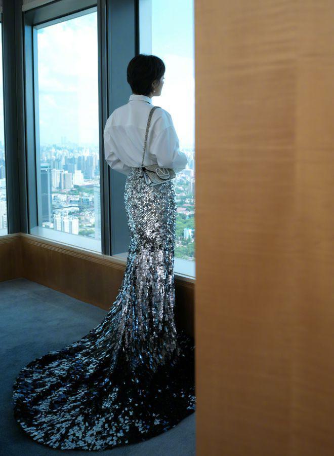 孙俪穿美人鱼裙获女儿赞美 儿子亲自为妈妈掌镜