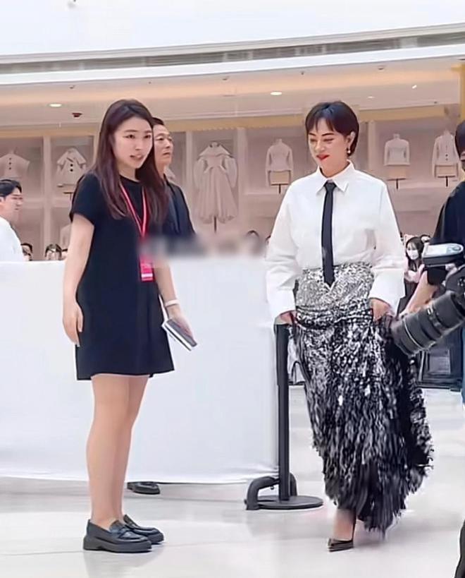 孙俪穿美人鱼裙获女儿赞美 儿子亲自为妈妈掌镜