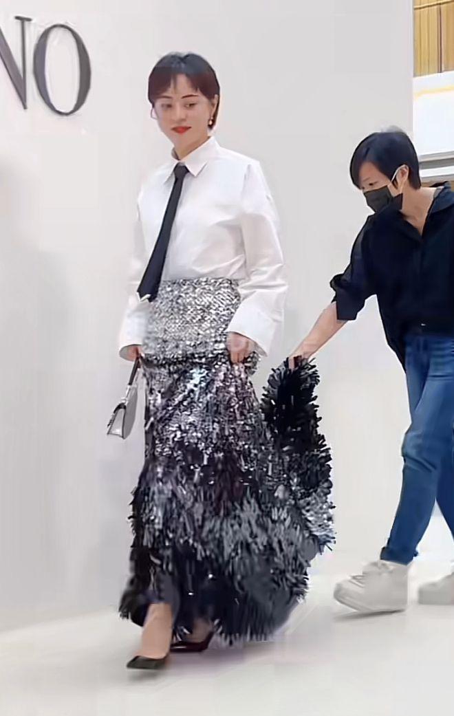 孙俪穿美人鱼裙获女儿赞美 儿子亲自为妈妈掌镜