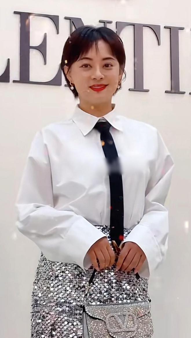 孙俪穿美人鱼裙获女儿赞美 儿子亲自为妈妈掌镜