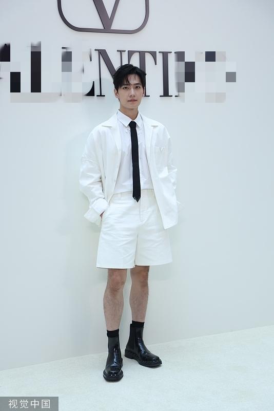 杨洋穿白西装出席活动 手插口袋骨相优越帅气十足