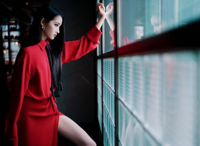 关晓彤穿一袭红色高开叉衬衫裙 火热性感长腿吸睛