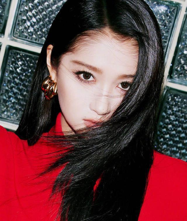 关晓彤穿一袭红色高开叉衬衫裙 火热性感长腿吸睛