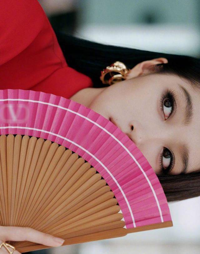 关晓彤穿一袭红色高开叉衬衫裙 火热性感长腿吸睛