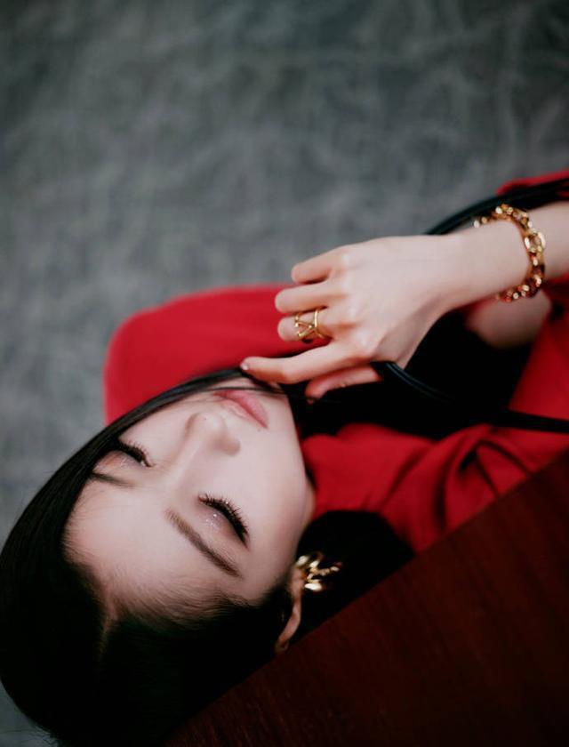 关晓彤穿一袭红色高开叉衬衫裙 火热性感长腿吸睛