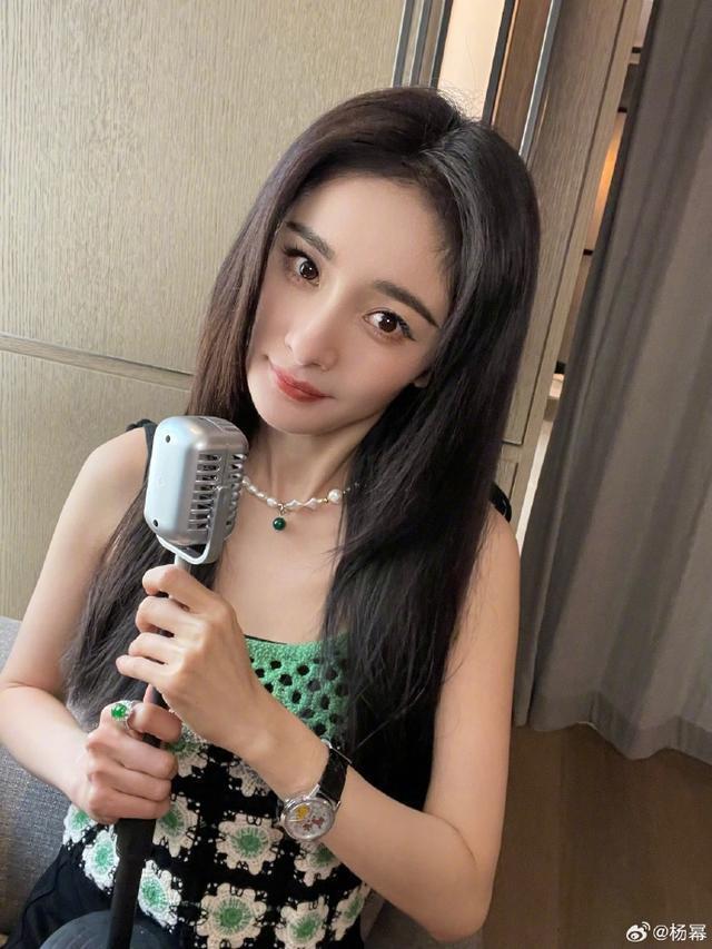 杨幂“八字没一撇演唱会”造型图 穿针织吊带秀雪肤
