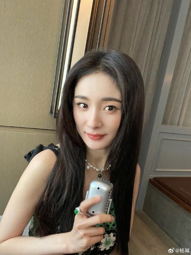 杨幂“八字没一撇演唱会”造型图 穿针织吊带秀雪肤