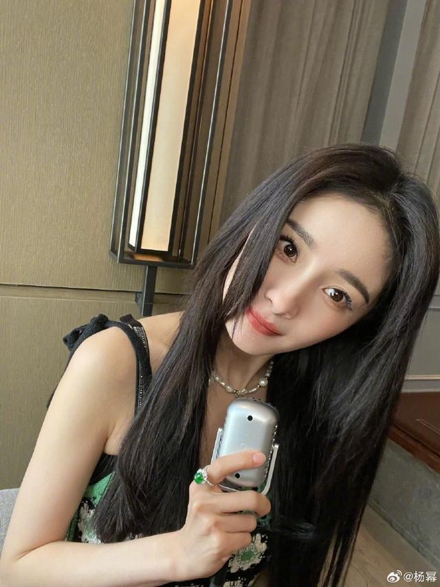 杨幂“八字没一撇演唱会”造型图 穿针织吊带秀雪肤
