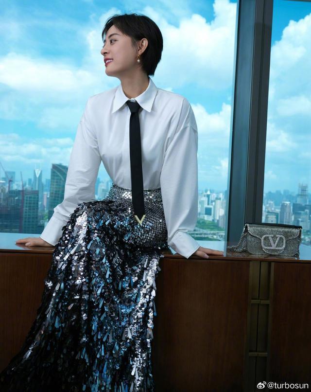 孙俪衬衫黑领带搭银色亮片鱼尾裙 清冷时髦感十足