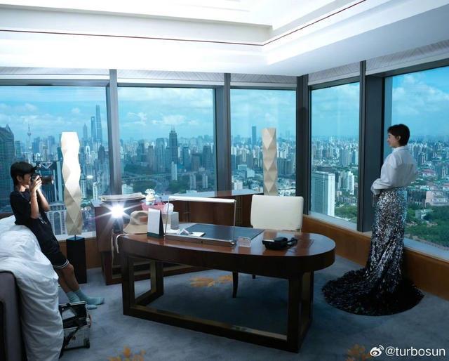 孙俪衬衫黑领带搭银色亮片鱼尾裙 清冷时髦感十足