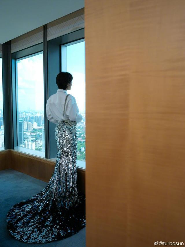 孙俪衬衫黑领带搭银色亮片鱼尾裙 清冷时髦感十足