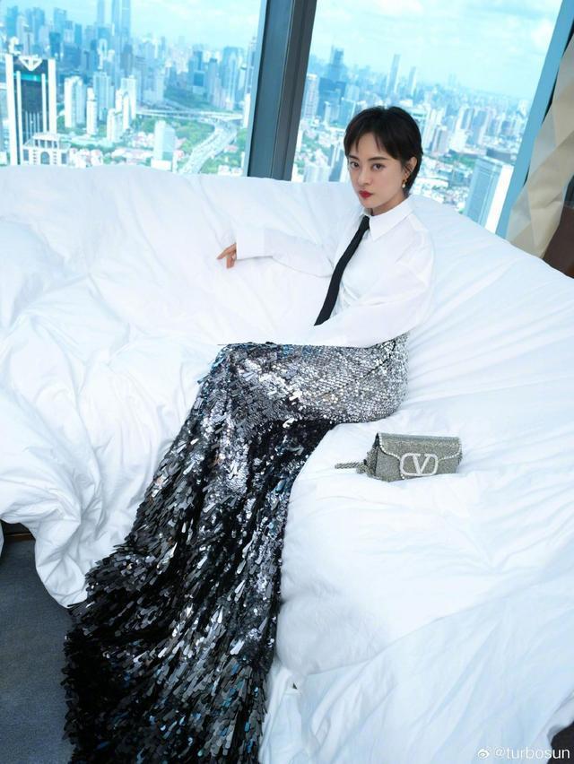 孙俪衬衫黑领带搭银色亮片鱼尾裙 清冷时髦感十足