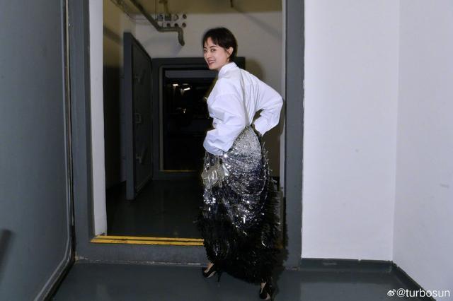 孙俪衬衫黑领带搭银色亮片鱼尾裙 清冷时髦感十足