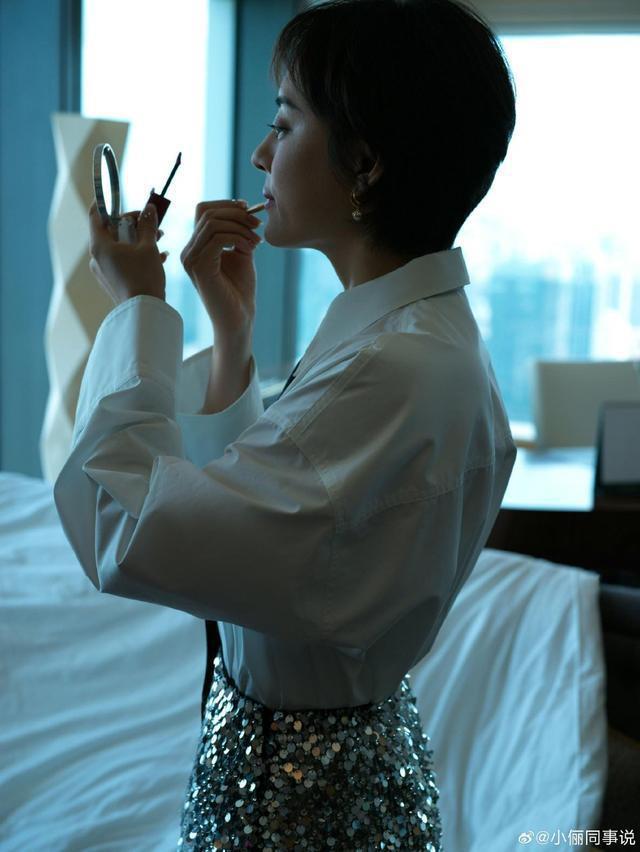 孙俪衬衫黑领带搭银色亮片鱼尾裙 清冷时髦感十足