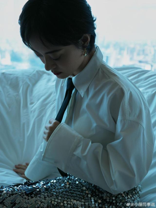 孙俪衬衫黑领带搭银色亮片鱼尾裙 清冷时髦感十足