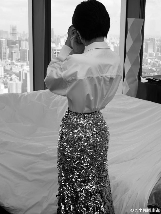 孙俪衬衫黑领带搭银色亮片鱼尾裙 清冷时髦感十足