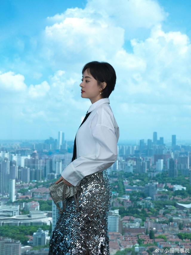 孙俪衬衫黑领带搭银色亮片鱼尾裙 清冷时髦感十足