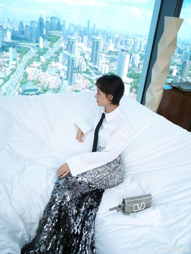 孙俪衬衫黑领带搭银色亮片鱼尾裙 清冷时髦感十足