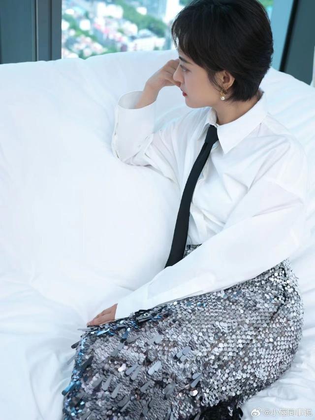 孙俪衬衫黑领带搭银色亮片鱼尾裙 清冷时髦感十足