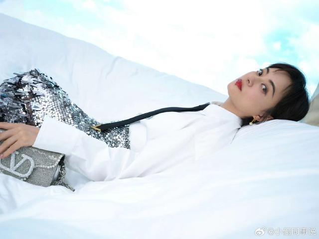 孙俪衬衫黑领带搭银色亮片鱼尾裙 清冷时髦感十足