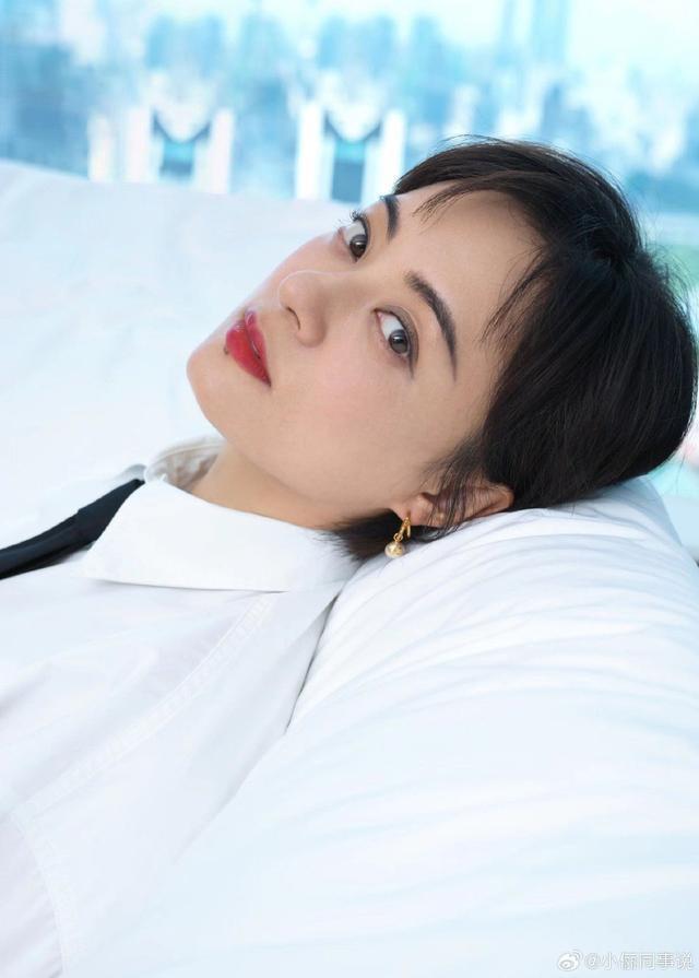 孙俪衬衫黑领带搭银色亮片鱼尾裙 清冷时髦感十足