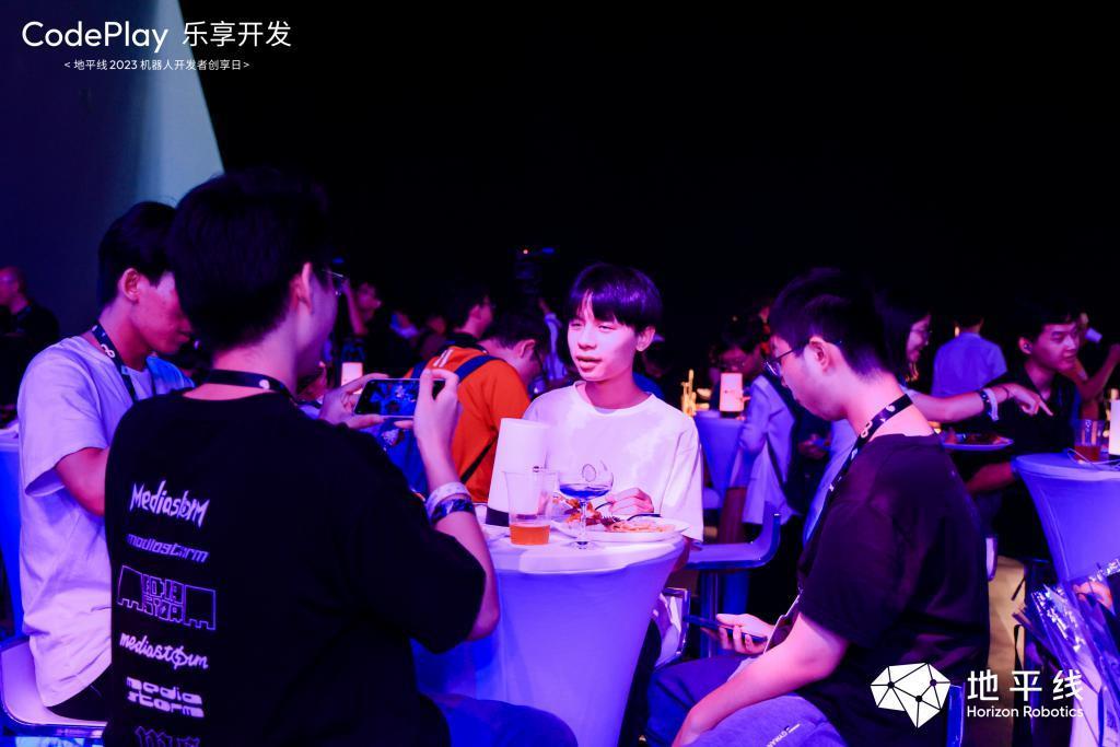 为啥智能驾驶公司，都在做机器人？