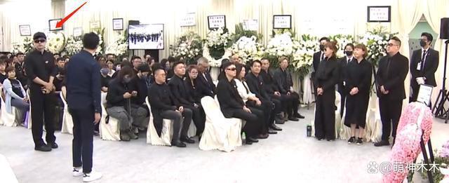 李玟大殓出殡！八位扶灵人送别，现场亲友哭成一片
