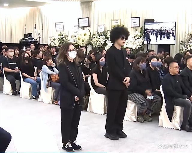 李玟大殓出殡！八位扶灵人送别，现场亲友哭成一片