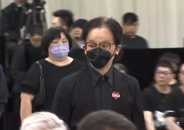 李玟大殓出殡！八位扶灵人送别，现场亲友哭成一片