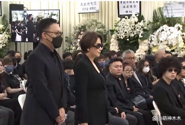 李玟大殓出殡！八位扶灵人送别，现场亲友哭成一片