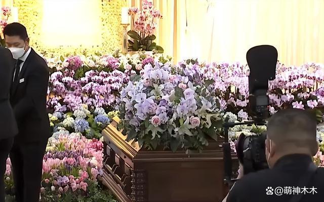 李玟大殓出殡！八位扶灵人送别，现场亲友哭成一片