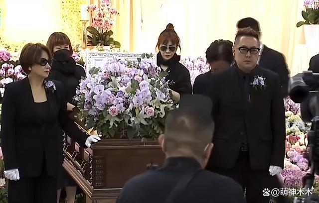 李玟大殓出殡！八位扶灵人送别，现场亲友哭成一片