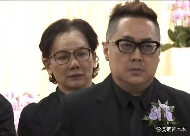 李玟大殓出殡！八位扶灵人送别，现场亲友哭成一片