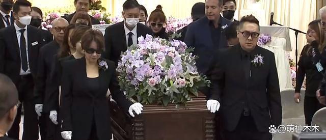 李玟大殓出殡！八位扶灵人送别，现场亲友哭成一片