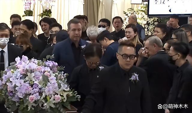 李玟大殓出殡！八位扶灵人送别，现场亲友哭成一片