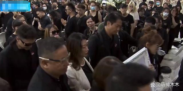 李玟大殓出殡！八位扶灵人送别，现场亲友哭成一片