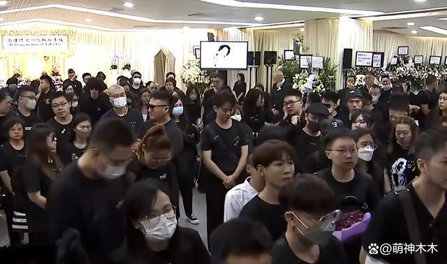 李玟大殓出殡！八位扶灵人送别，现场亲友哭成一片