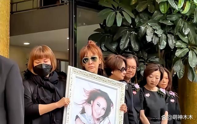李玟大殓出殡！八位扶灵人送别，现场亲友哭成一片