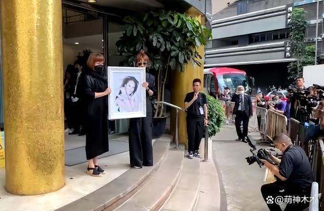 李玟大殓出殡！八位扶灵人送别，现场亲友哭成一片