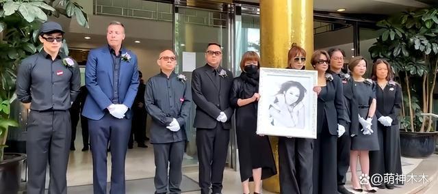 李玟大殓出殡！八位扶灵人送别，现场亲友哭成一片