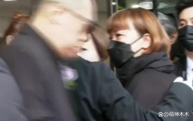 李玟大殓出殡！八位扶灵人送别，现场亲友哭成一片