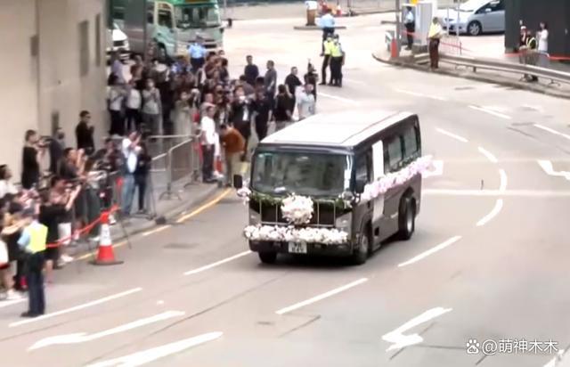 李玟大殓出殡！八位扶灵人送别，现场亲友哭成一片