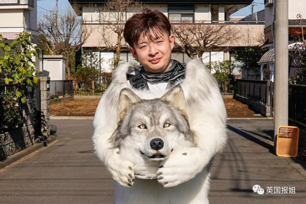 日本男子砸200万变成狗被人牵着在街上遛，视频火遍外网！网友：真的狗看了都害怕