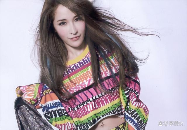 李玟的丧礼上，萧亚轩哭成泪人，她们的感情到底有多好？
