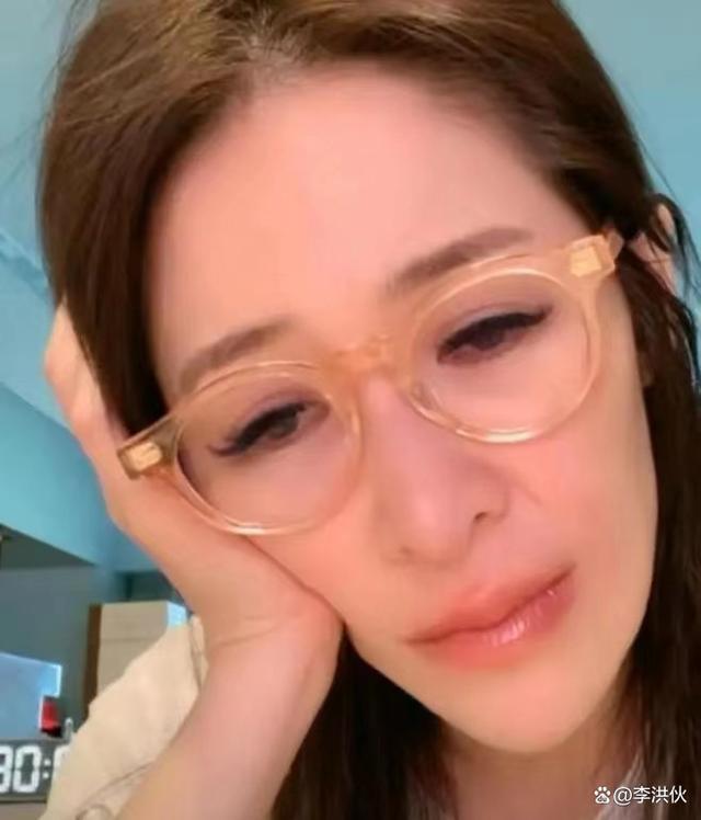 李玟的丧礼上，萧亚轩哭成泪人，她们的感情到底有多好？